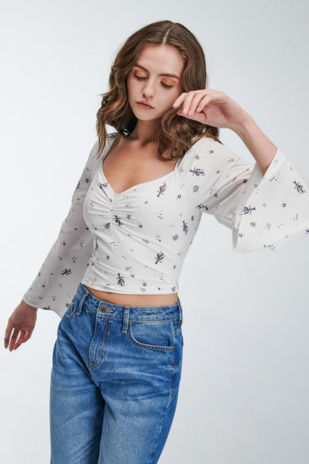 Blusa En tela fluida con escote en frente y espalda encauchada.