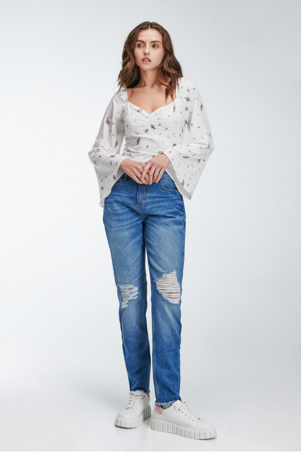 Blusa En tela fluida con escote en frente y espalda encauchada.