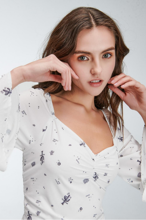 Blusa En tela fluida con escote en frente y espalda encauchada.