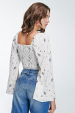 Blusa En tela fluida con escote en frente y espalda encauchada.