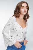 Blusa En tela fluida con escote en frente y espalda encauchada.