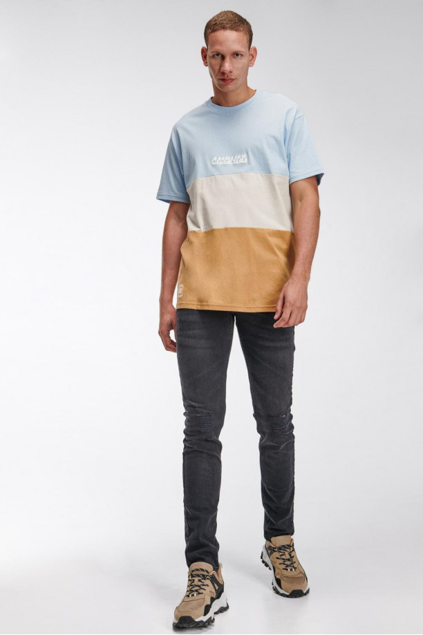 Camiseta con cortes en horizontal, manga corta, con estampado frente