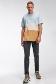 Camiseta con cortes en horizontal, manga corta, con estampado frente