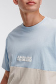 Camiseta con cortes en horizontal, manga corta, con estampado frente
