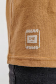 Camiseta con cortes en horizontal, manga corta, con estampado frente