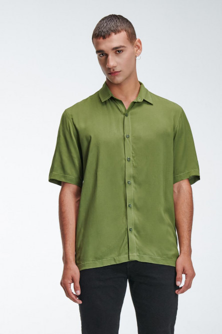 CAMISA COLOR SOLIDO CON TELA FLUIDA, MANGA CORTA, CUELLO SPORT COLLAR.