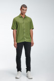 CAMISA COLOR SOLIDO CON TELA FLUIDA, MANGA CORTA, CUELLO SPORT COLLAR.