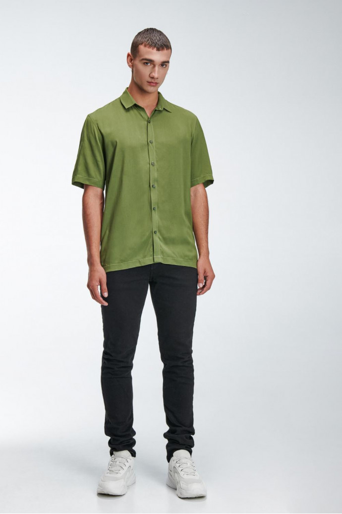 CAMISA COLOR SOLIDO CON TELA FLUIDA, MANGA CORTA, CUELLO SPORT COLLAR.