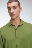 CAMISA COLOR SOLIDO CON TELA FLUIDA, MANGA CORTA, CUELLO SPORT COLLAR.