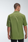 CAMISA COLOR SOLIDO CON TELA FLUIDA, MANGA CORTA, CUELLO SPORT COLLAR.