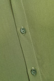camisa-color-solido-con-tela-fluida-manga-corta-cuello-sport-collar