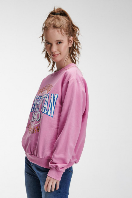 Buzo femenino cuello redondo con estampado en frente.