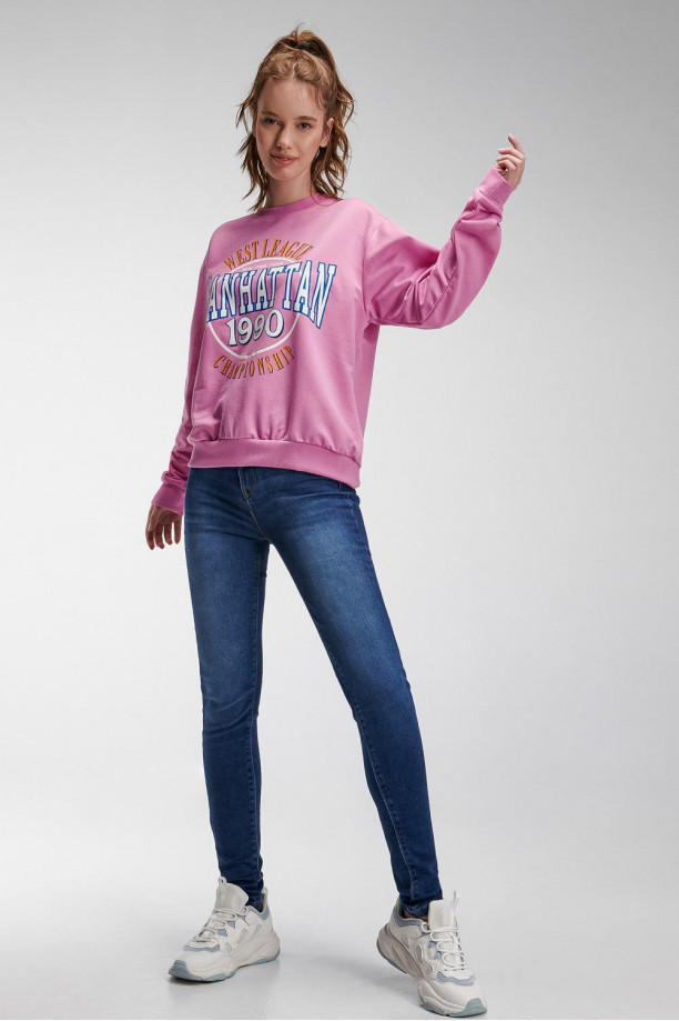 Buzo femenino cuello redondo con estampado en frente.