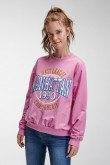 Buzo femenino cuello redondo con estampado en frente.