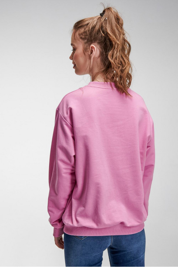 Buzo femenino cuello redondo con estampado en frente.