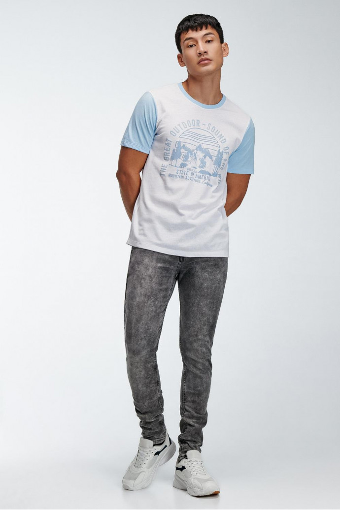Camiseta básica manga corta estampada con cuello y mangas en contraste.