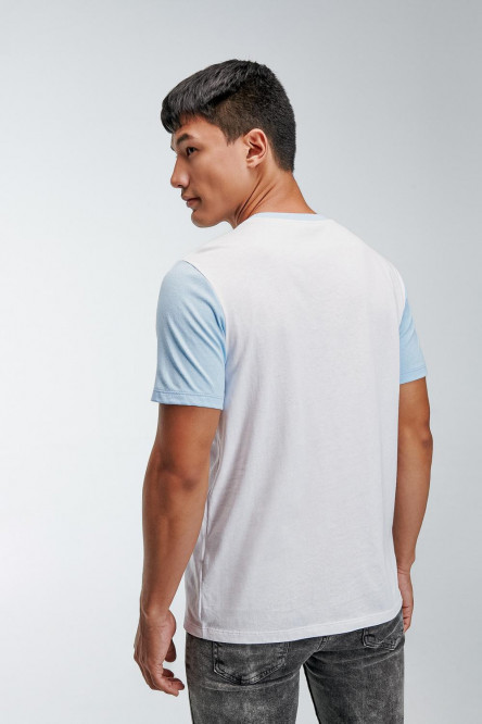 Camiseta básica manga corta estampada con cuello y mangas en contraste.