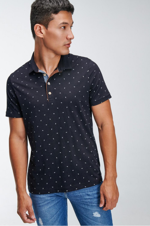 Camiseta Polo unicolor con cuello y puños tejidos.