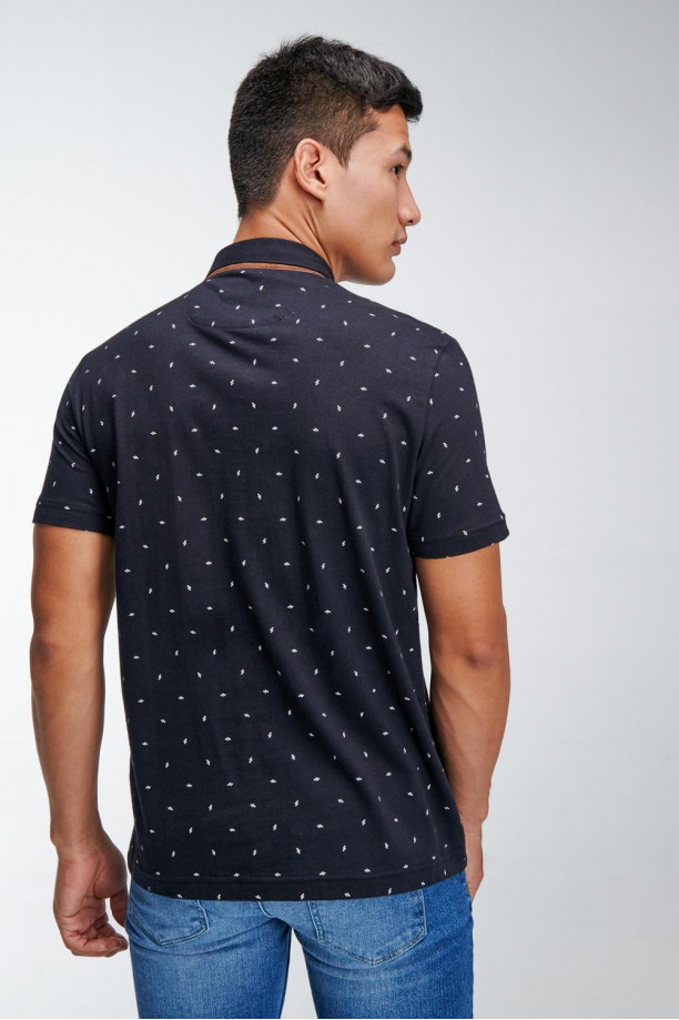 Camiseta Polo unicolor con cuello y puños tejidos.