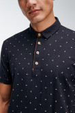 Camiseta Polo unicolor con cuello y puños tejidos.