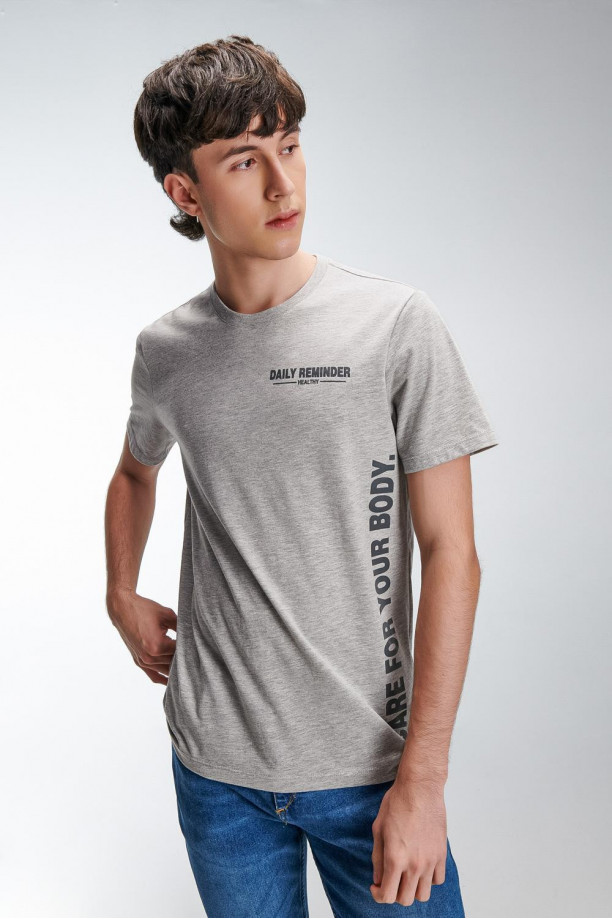 Camiseta manga corta con estampado.