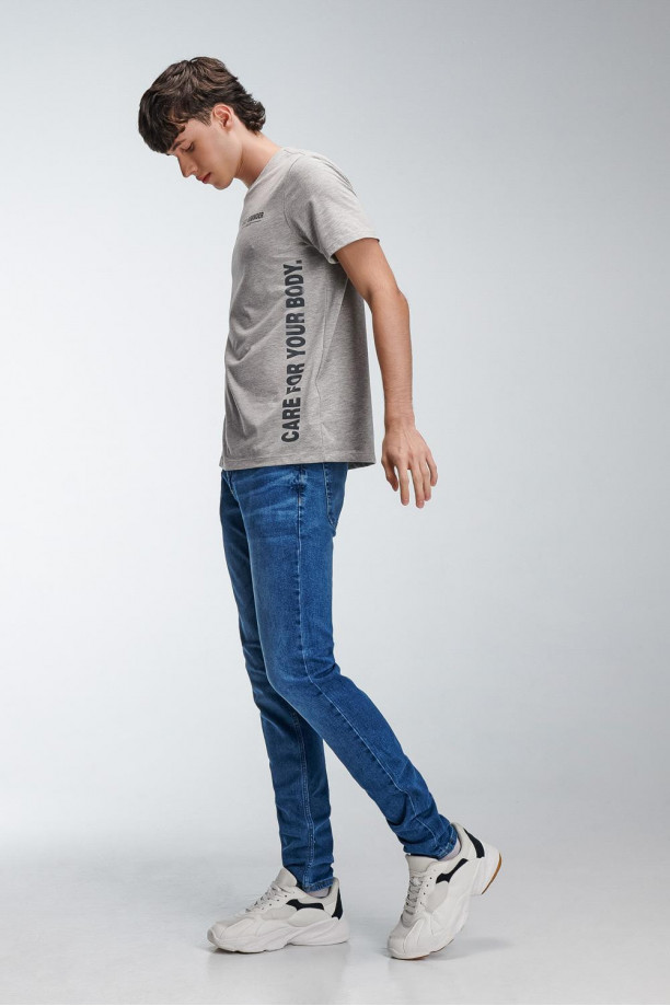 Camiseta manga corta con estampado.