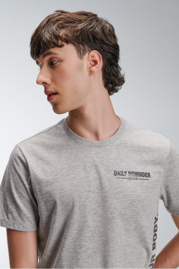 Camiseta manga corta con estampado.