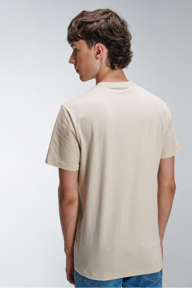 Camiseta manga corta con estampado.