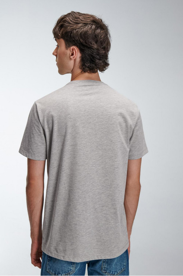 Camiseta manga corta con estampado.
