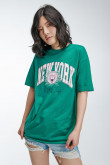 Camiseta manga corta en colores vivos estampada.
