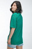 Camiseta manga corta en colores vivos estampada.