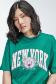 Camiseta manga corta en colores vivos estampada.