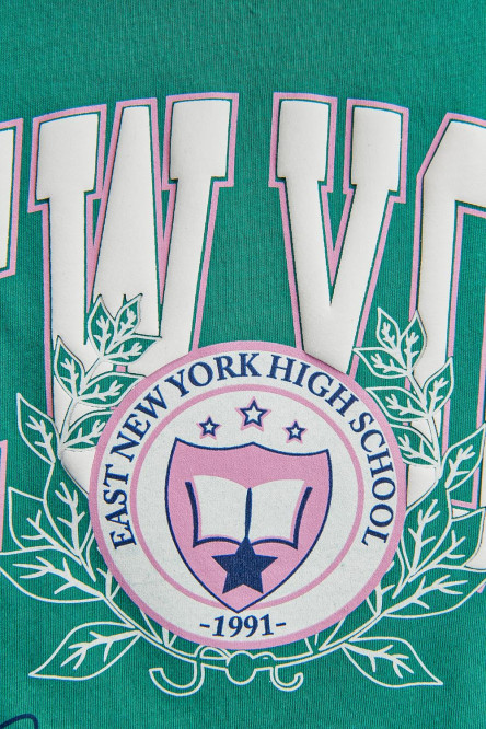Camiseta manga corta en colores vivos estampada.