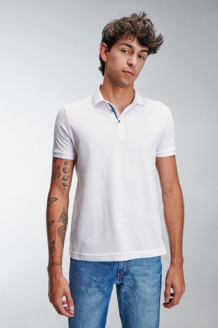 Camiseta Polo unicolor con cuello tejido.