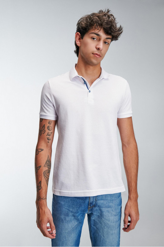 Camiseta Polo unicolor con cuello tejido.