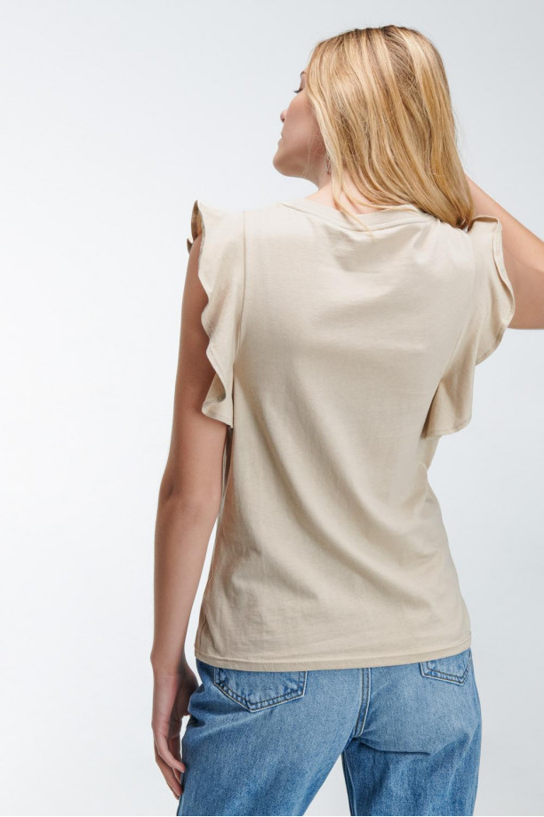 Camiseta sin estampado, con gola sobre hombro.