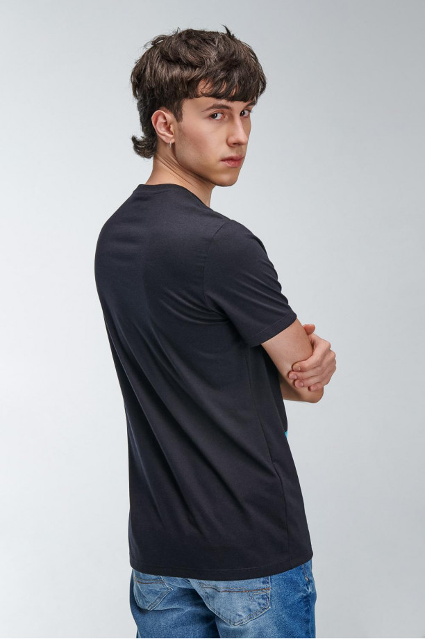 Camiseta básica manga corta estampada.