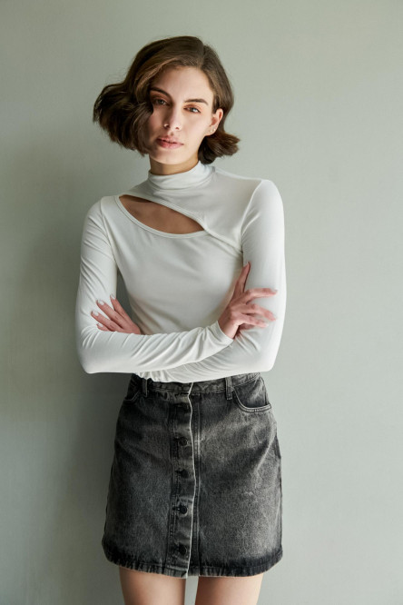 Camiseta unicolor manga larga, con escote asimétrico.