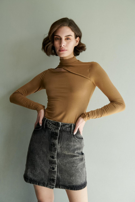 Camiseta unicolor manga larga, con escote asimétrico.