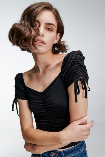 Camiseta sin estampado, manga corta con detalle de túnel y cordón para recogido y elástico en frente.