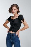 Camiseta sin estampado, manga corta con detalle de túnel y cordón para recogido y elástico en frente.