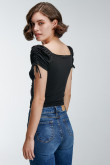 Camiseta sin estampado, manga corta con detalle de túnel y cordón para recogido y elástico en frente.