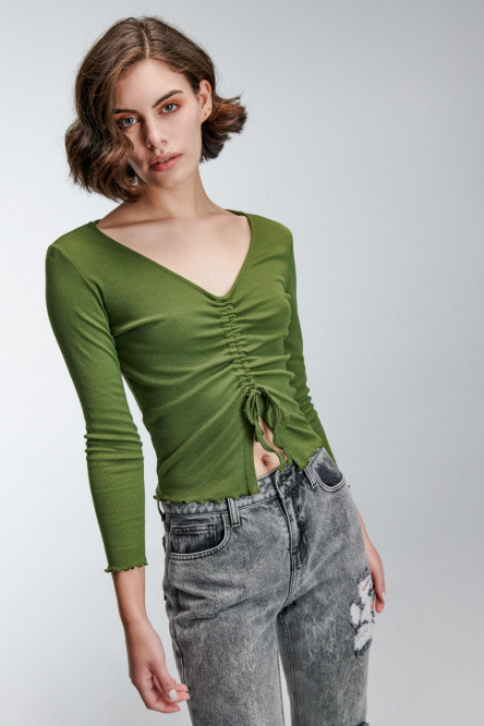 Camiseta manga larga sin estampar, con túnel y cordón para recogido en el frente.