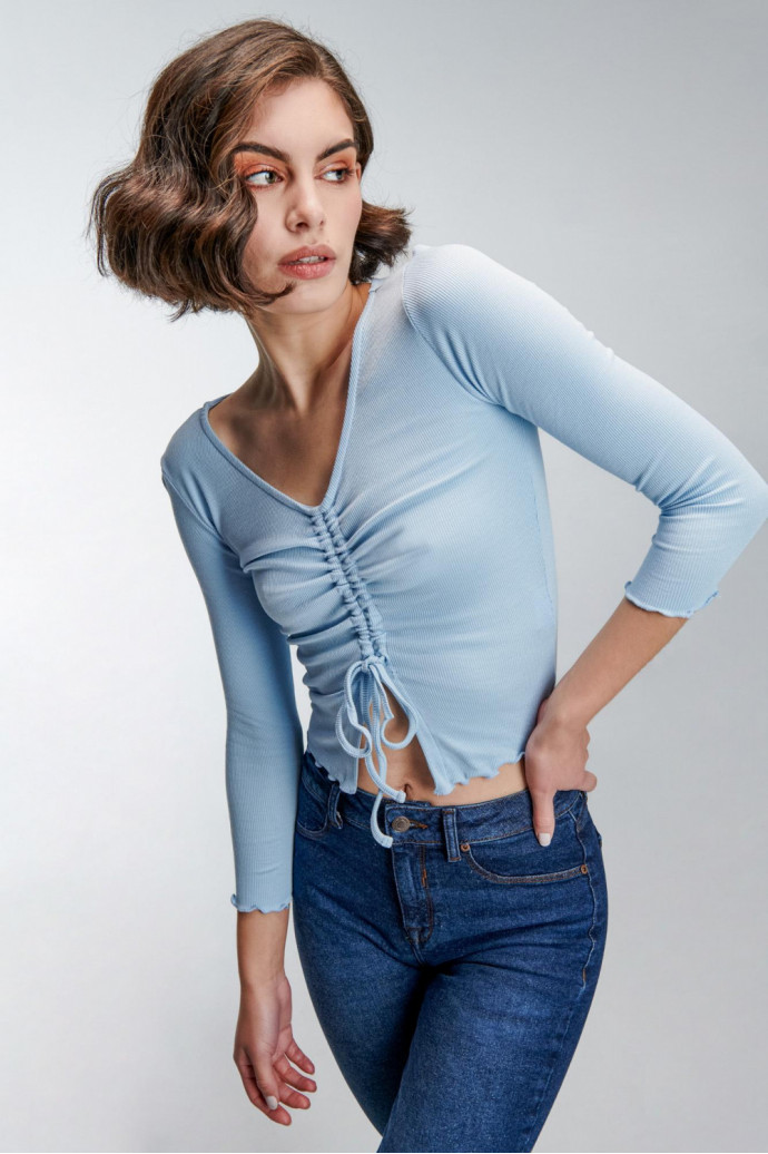 Camiseta manga larga sin estampar, con túnel y cordón para recogido en el frente.