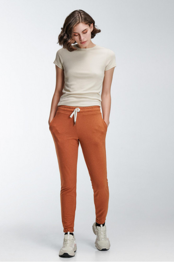 Pantalon jogger, unicolor, con bolsillos en costado