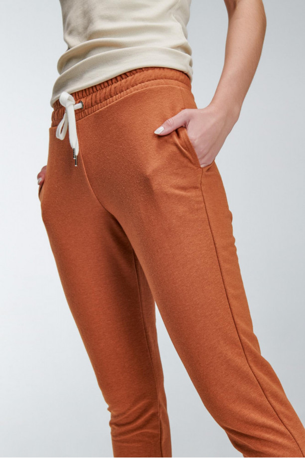 Pantalon jogger, unicolor, con bolsillos en costado