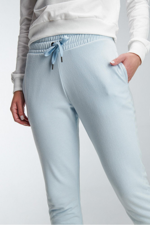 Pantalon jogger para mujer, unicolor, con bolsillos en costado.