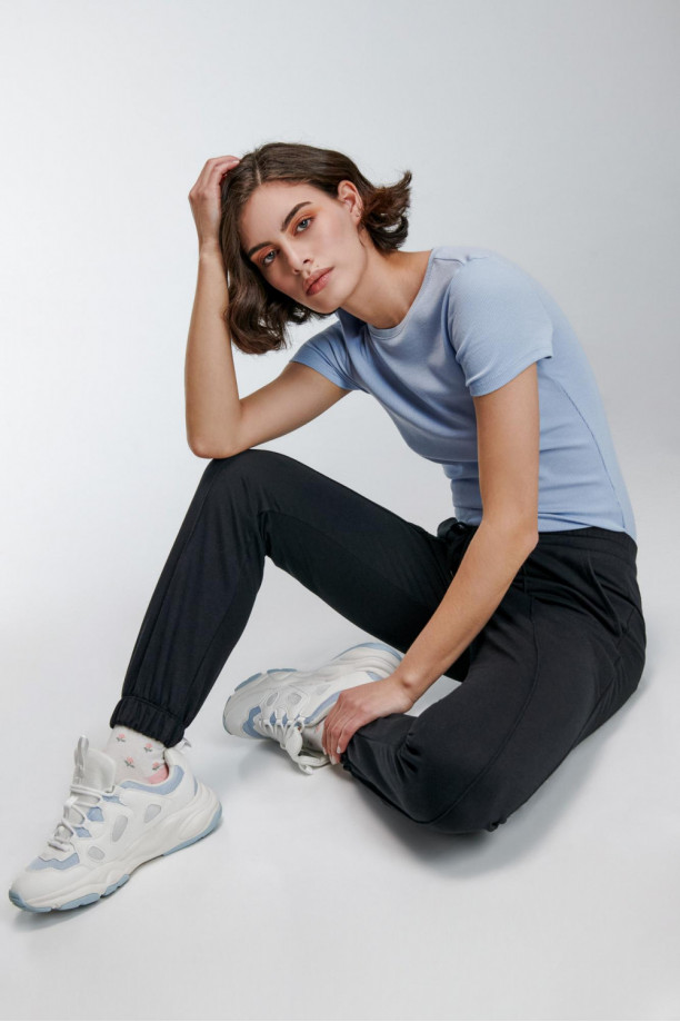 Pantalon jogger, unicolor, con bolsillos en costado