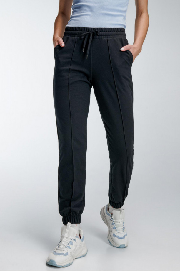 Pantalon jogger, unicolor, con bolsillos en costado