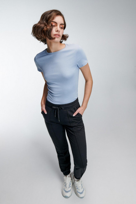 Pantalon jogger, unicolor, con bolsillos en costado